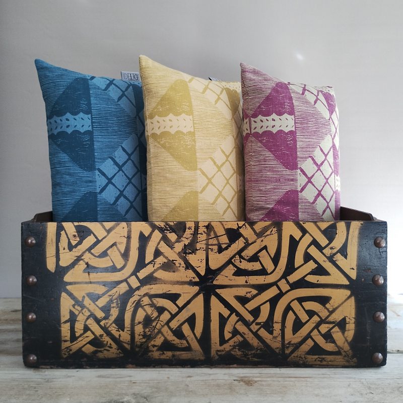 Stuart Cushion in gold - Image 3