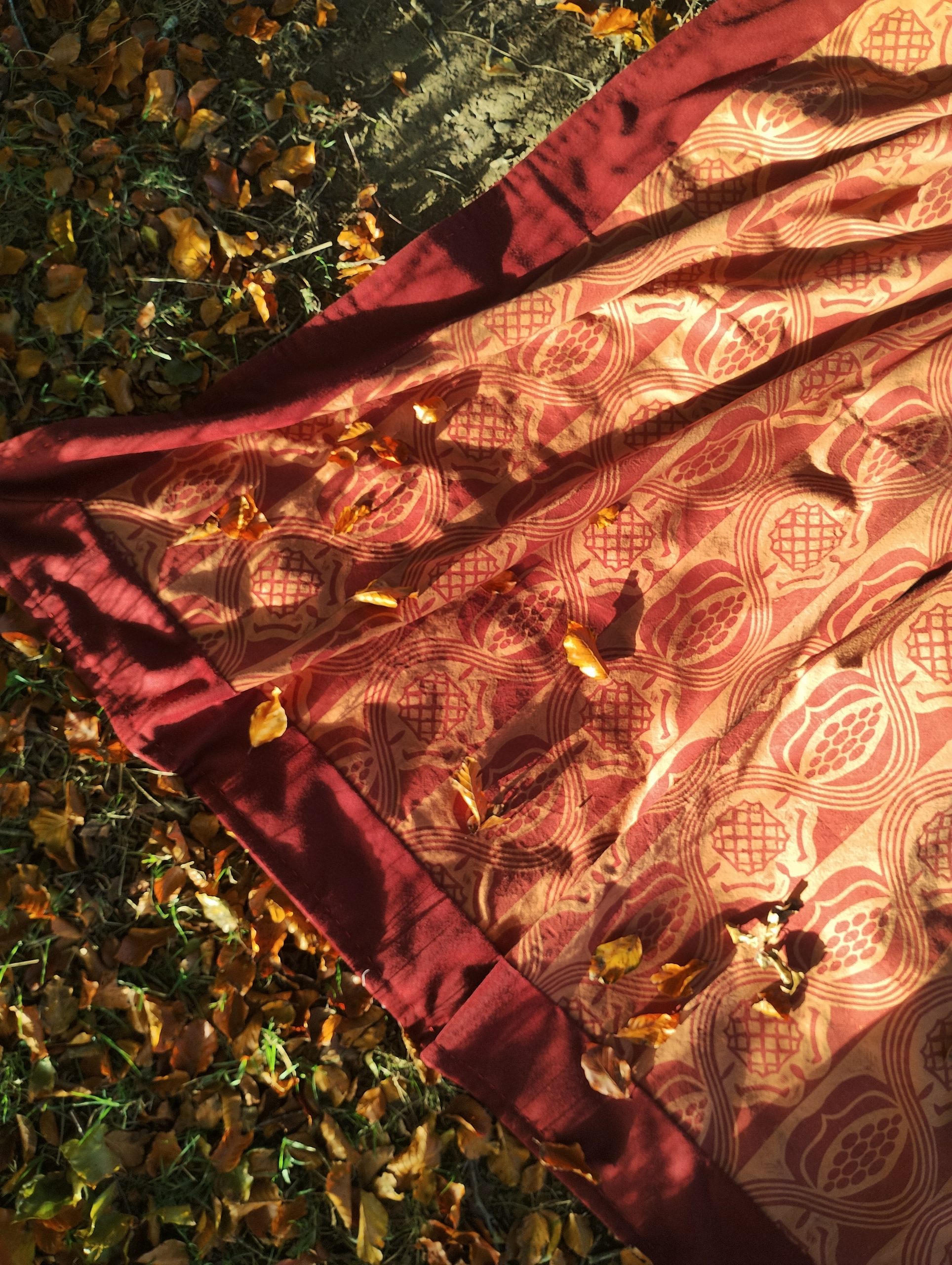 Tudor Throw - autumn edition - Image 4